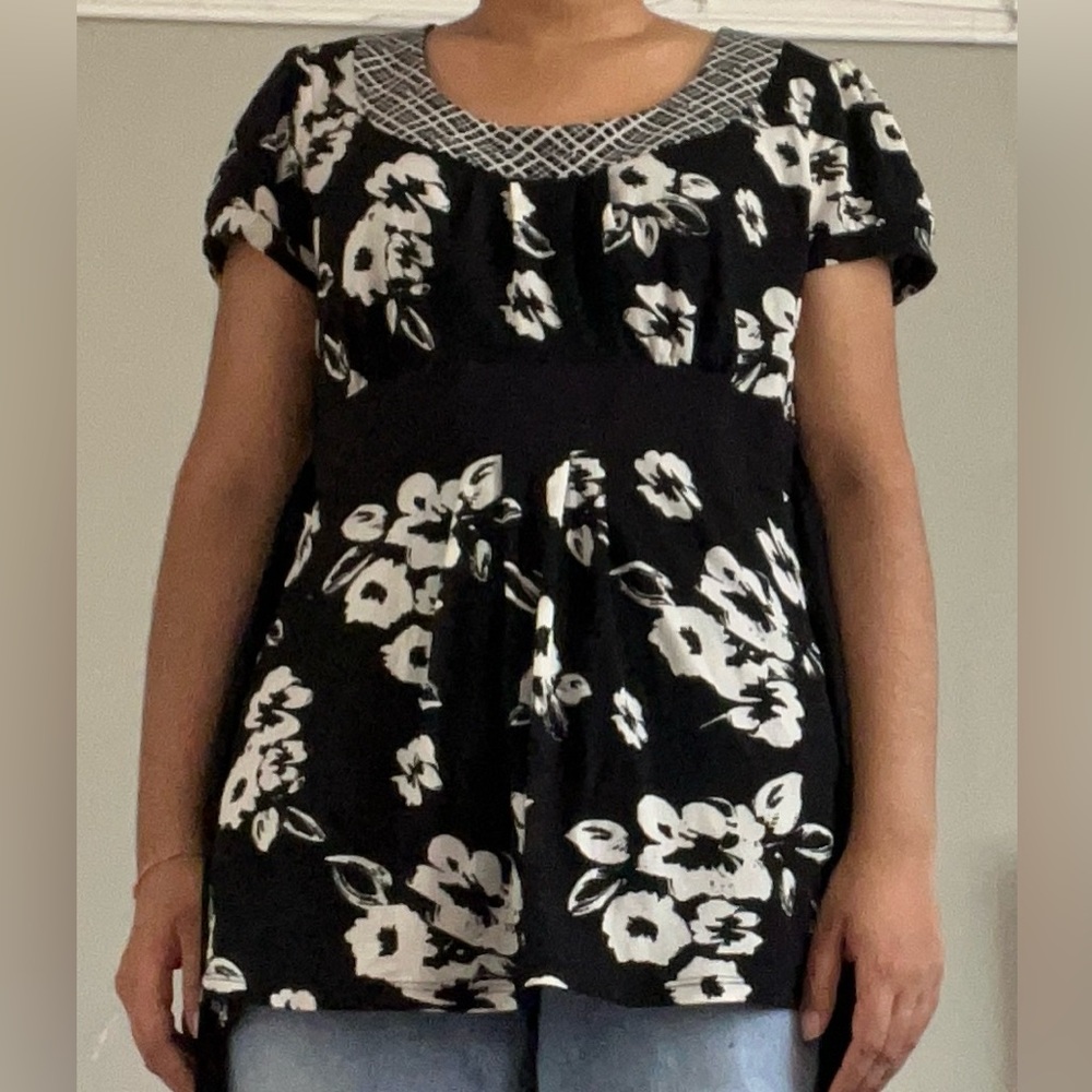 Size Medium Chic Black and White Floral Blouse With Waist Tie